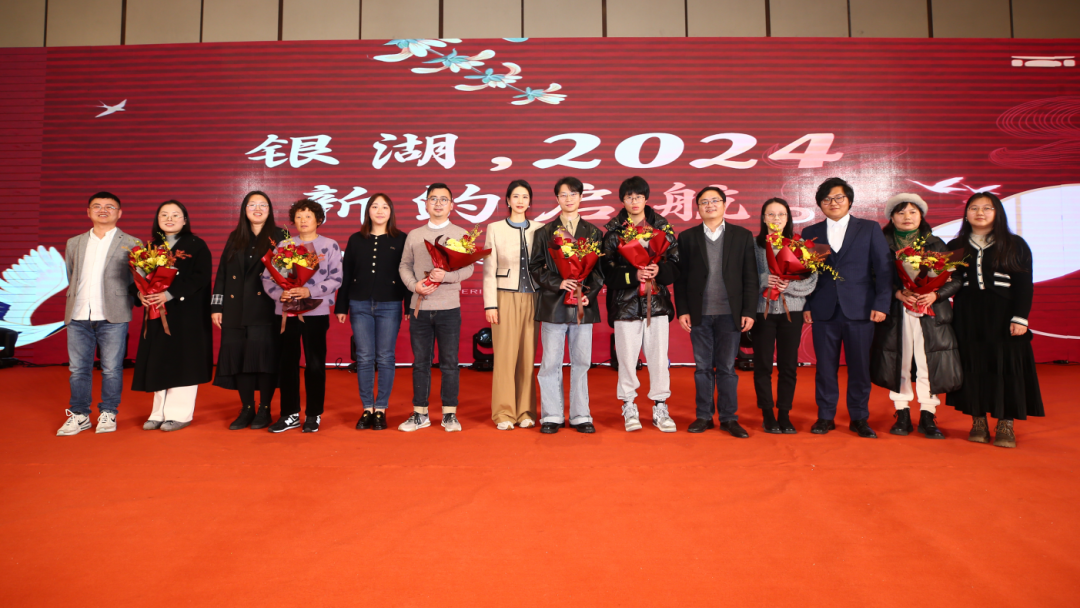 19.家属合影.png