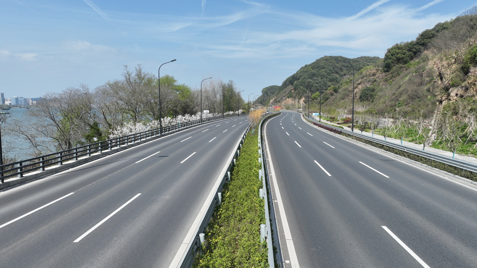 图片1-双向六车道整体式路基.JPG